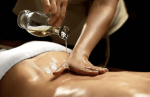 Massage bằng tinh dầu