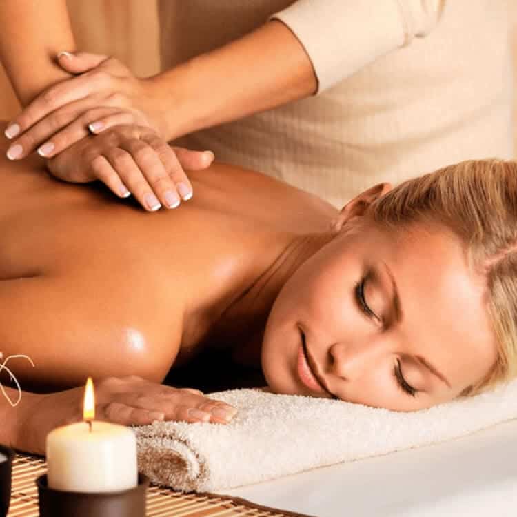 Massage lưng là liệu pháp phổ biến hiện nay