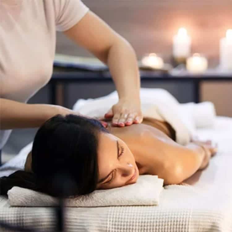 Massage lưng thư giãn giúp giảm đau nhức