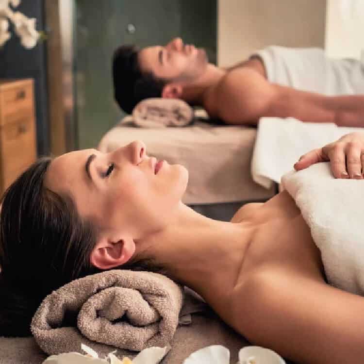 Massage lưng thư giãn với các kỹ thuật nhịp nhàng