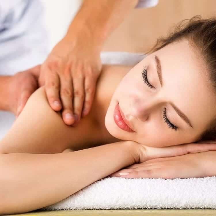 Massage lưng thư giãn tại nhà hiệu quả
