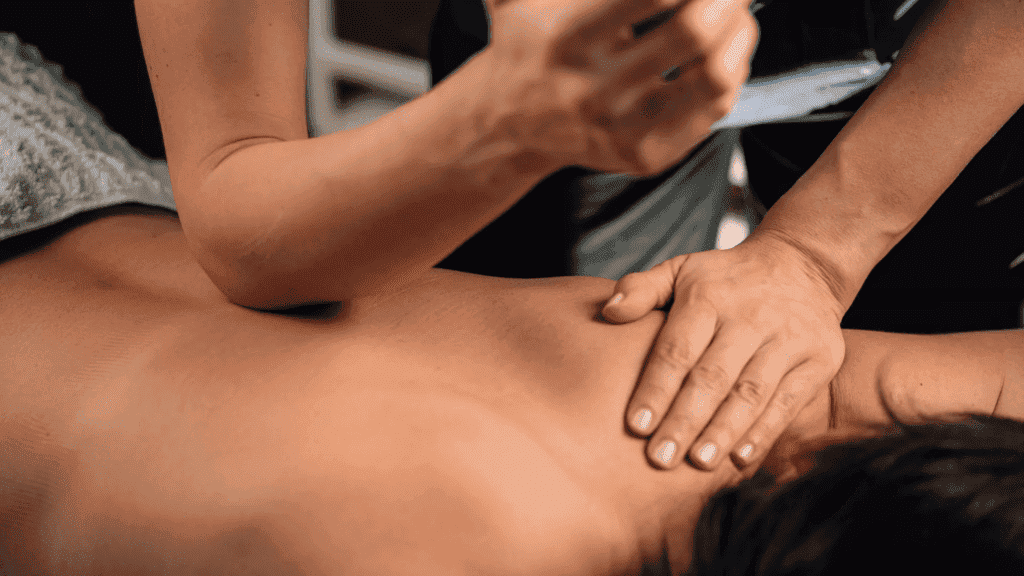 Massage mô sâu giúp giảm đau