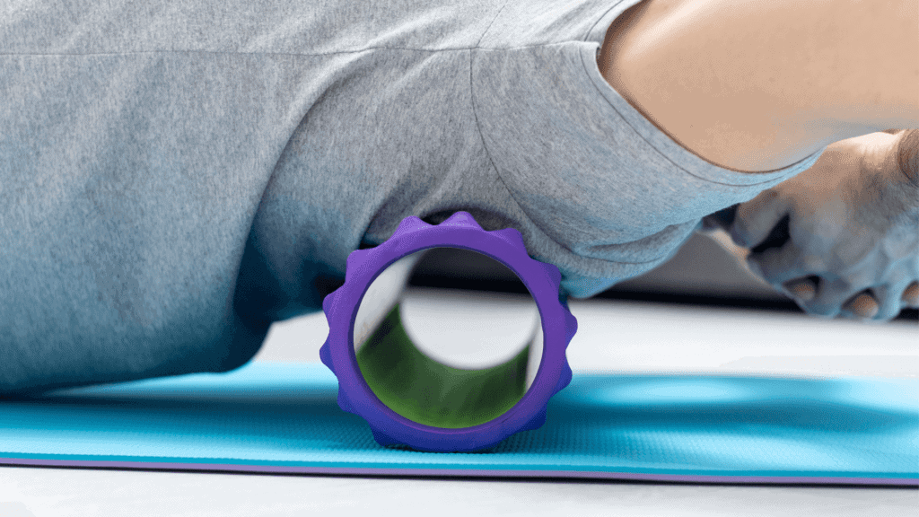 Bí quyết massage lưng bằng ống lăn