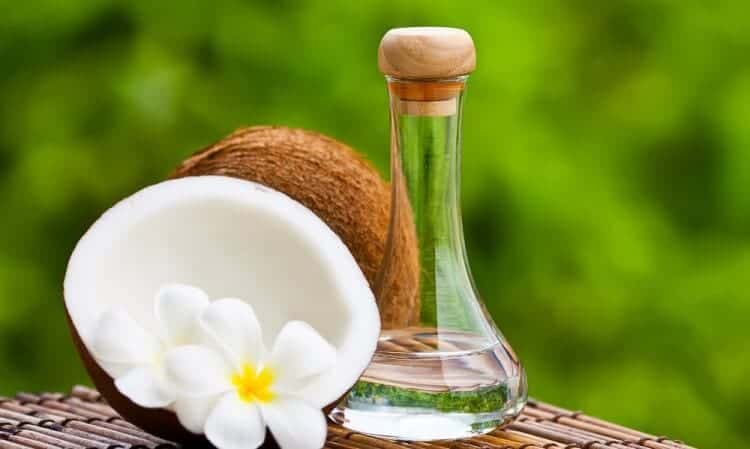 Sử dụng dầu dừa - cách giảm rụng tóc cho nữ nên thử