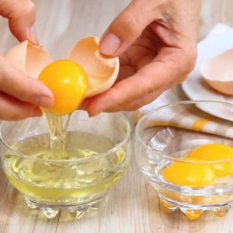 Cách phục hồi tóc khô xơ với lòng đỏ trứng gà