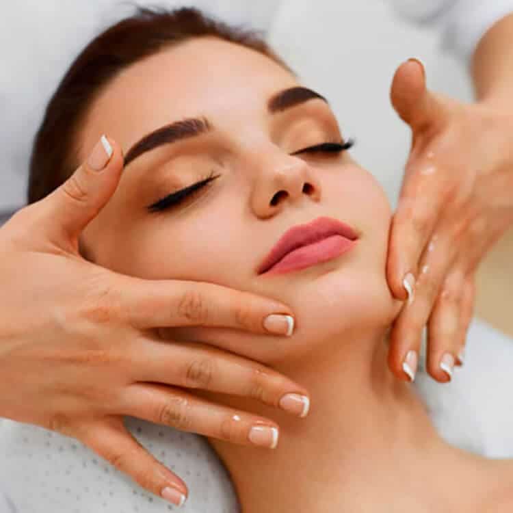 Massage mặt sử dụng các kỹ thuật tác động lên vừng mặt
