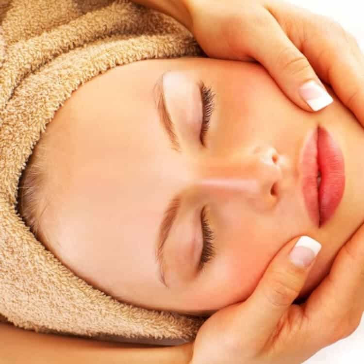 Dùng tinh dầu phù hợp để massage mặt